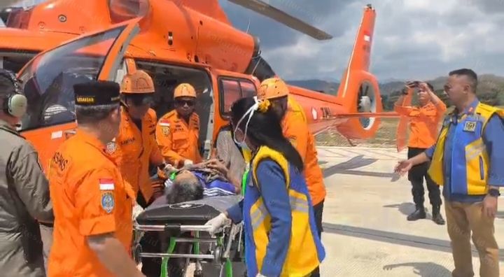 Tim SAR Evakuasi Empat Warga Manggarai Timur dengan Helikopter Usai Gempa Flores