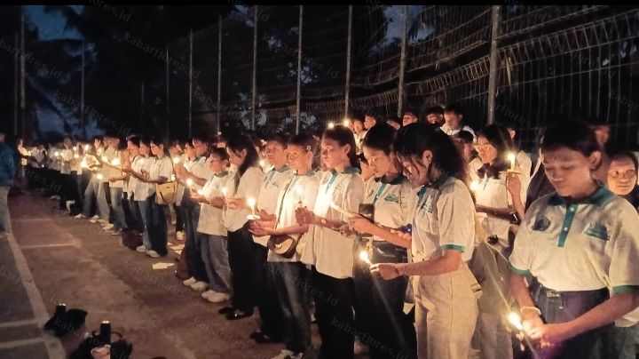 Uniflor Ende Tutup PKKMB dengan Doa dan Seribu Lilin untuk Korban Gempa