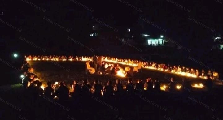 Seribu Lilin Menyala di Bukit Seburi Adonara, OMK Ritawolo Doakan Korban Gempa Flores