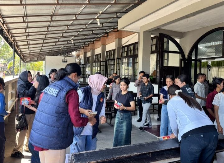 Polres Ende Tebar Kasih Pascagempa, Anak-anak Gereja Syalom Dapat Asupan Bergizi
