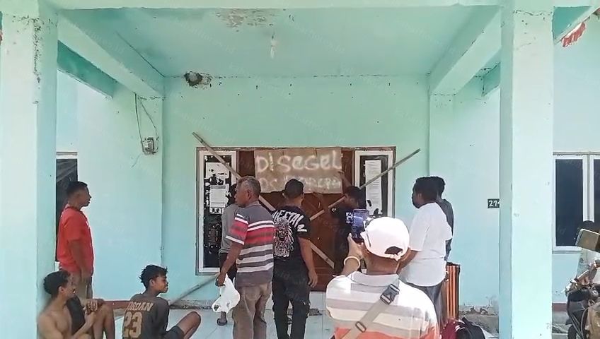 Warga Segel Kantor Desa Reroroja di Sikka, BPKB Mobil BUMDes Diduga Digadaikan Rp50 Juta