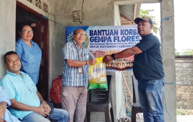PWI NTT Salurkan Bantuan bagi 13 Wartawan Korban Gempa Flores di Ende
