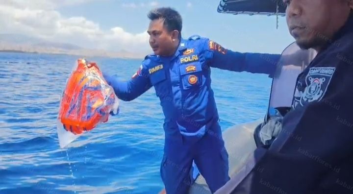 Tim SAR Temukan Jaket Pelampung KM Feronia, Pencarian Korban Belum Membuahkan Hasil