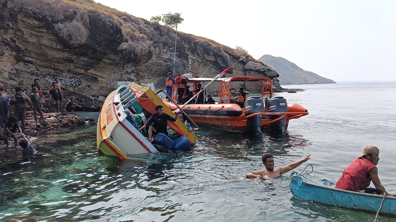 Kapal Nelaya Tabrak Karang di Siaba Kecil, Manggarai Barat, Enam Nelayan Selamat