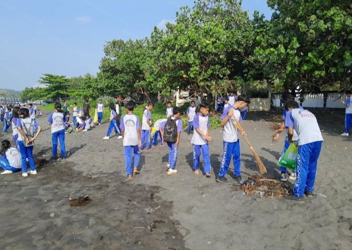SMP Swasta Kelimutu Ende Gelar Aksi Bersih Pantai dan Literasi Alam Terbuka