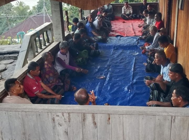 Demi Nikmati Listrik, Warga Loworongga Nila di Ende Siap Pikul 18 Tiang PLN