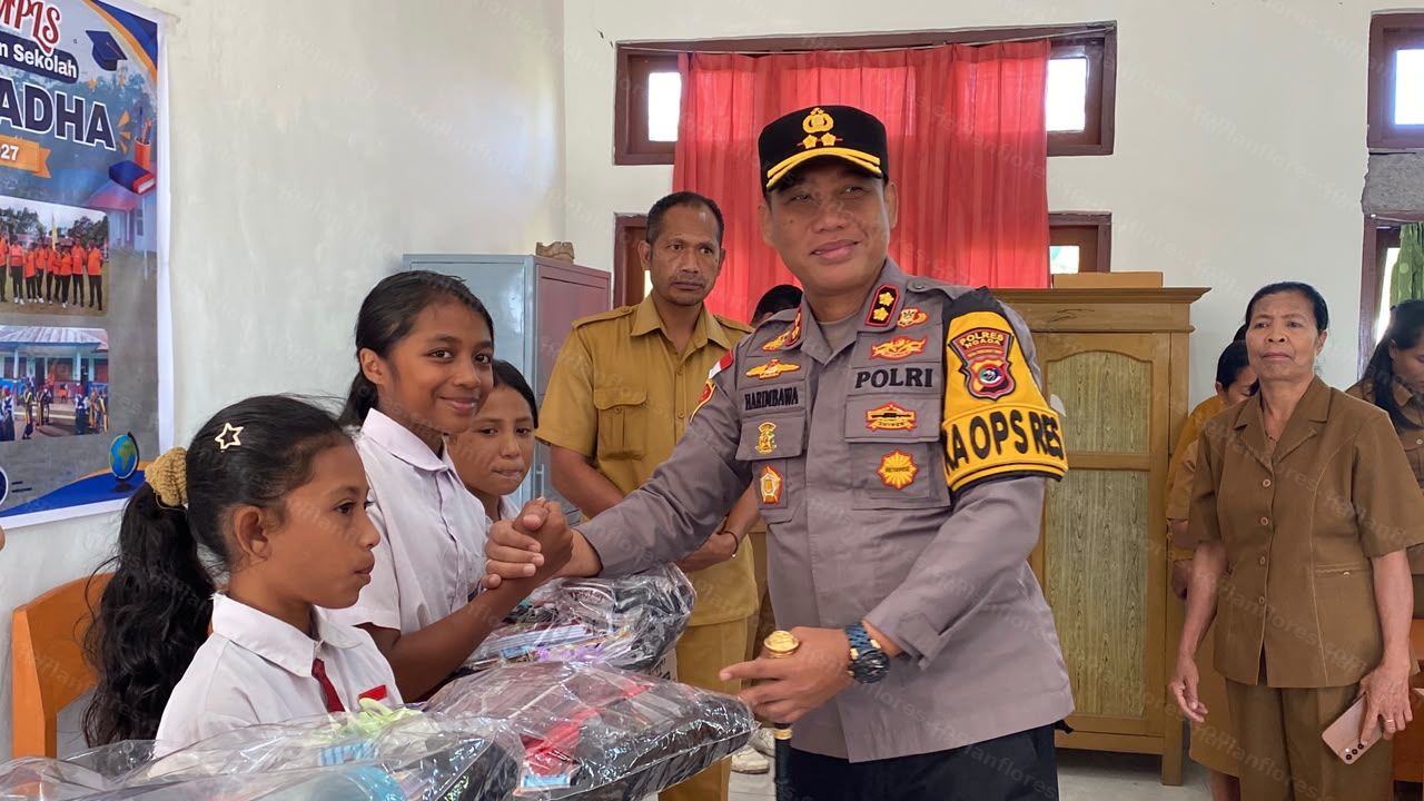 Kapolres Ngada Salurkan Bantuan Perlengkapan Sekolah bagi Siswa UPTD SDN Radha